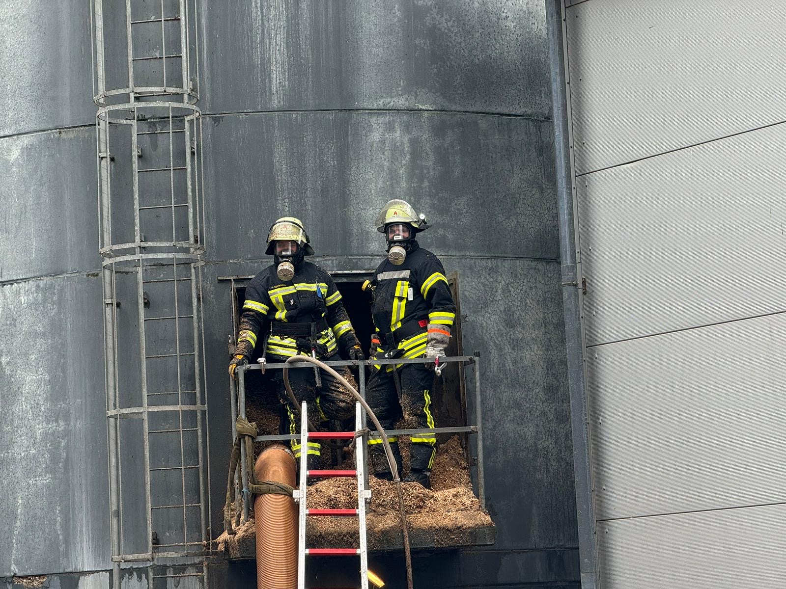 Bild 1 | F - Nachbar&shyschaft&shyliche Löschhilfe