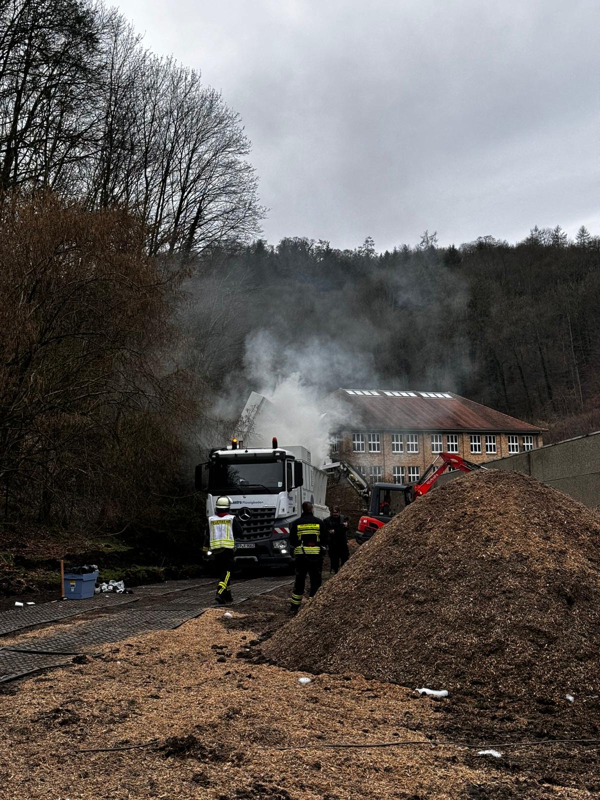 Bild 30 | F - Nachbar&shyschaft&shyliche Löschhilfe